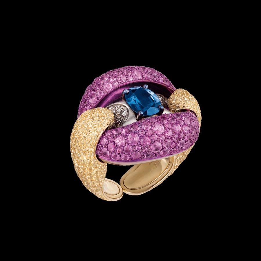 Gioielleria Chantecler | Anello Con 470 Gemme Incastonate In Titanio Colorato: Zaffiro Ovale Contornato Da Pave Di Zaffiri Rosa, Gialli E Diamanti. Cod.41243